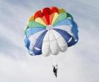 Paraşütçü aşağı bir paraşüt de bulutların arasından Uçaktan atladıktan sonra